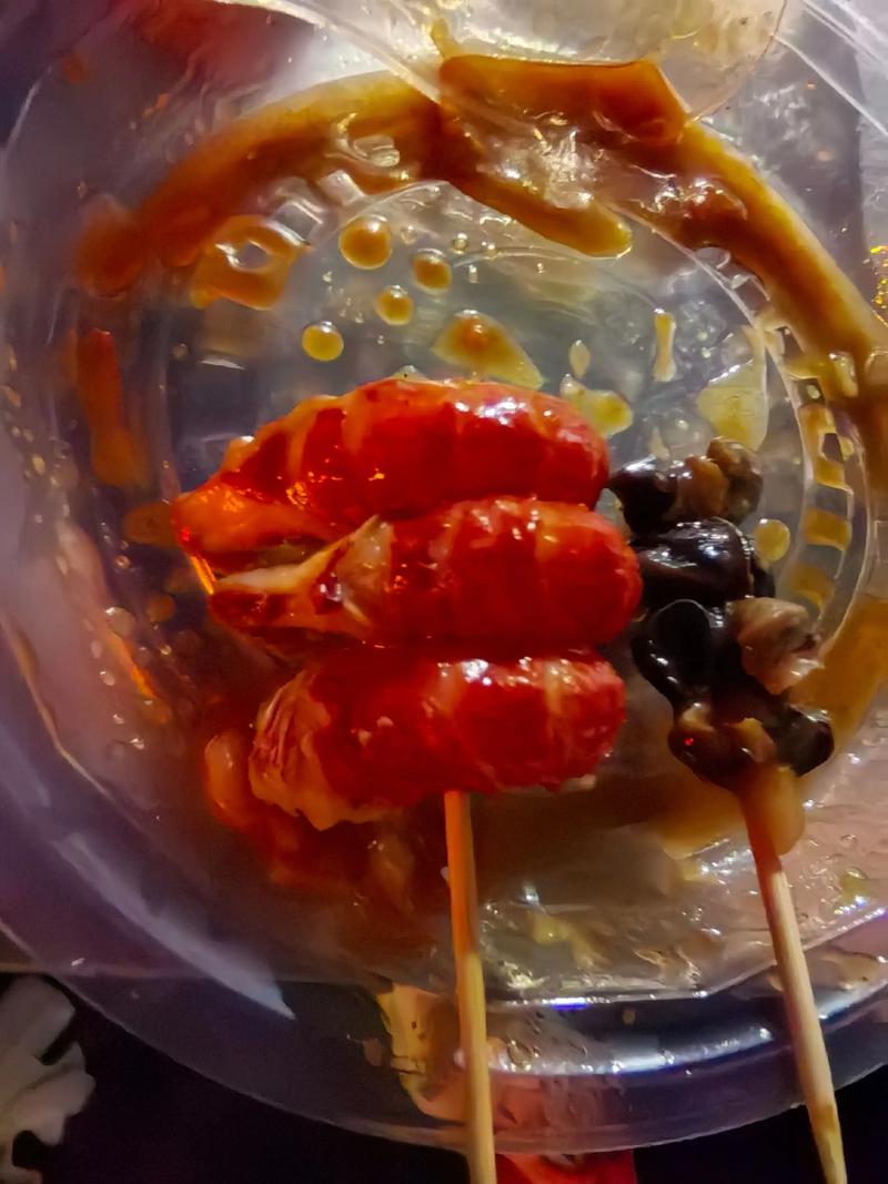 初夏夜的路边摊儿，几把串儿的快乐不言而喻